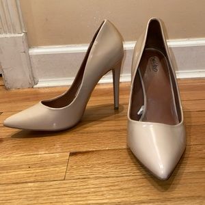 NUDE PUMPS